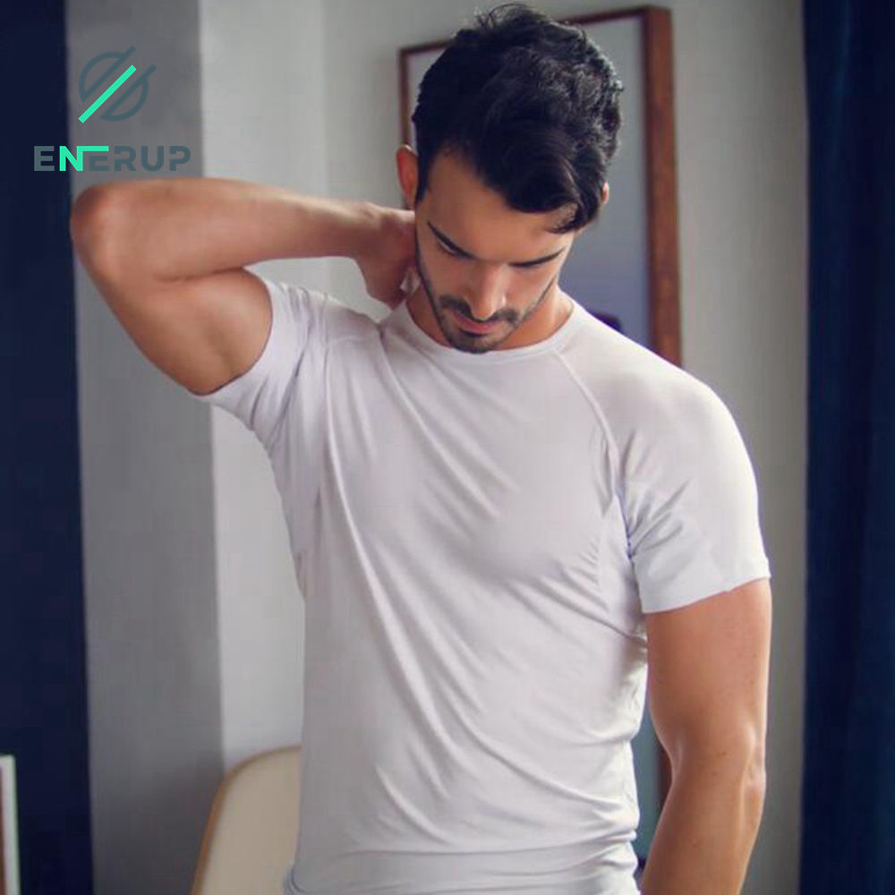 The sweat proof undershirt doesn’t have underarm seams cutting through the waterproof layer, which means no risk of leaking. 